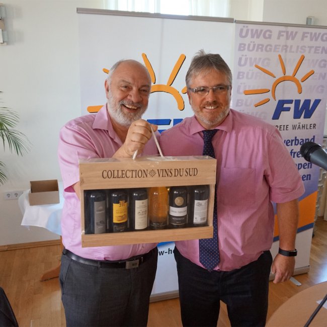 Geschenk für Rudolf Schulz (l.) zum Abschied