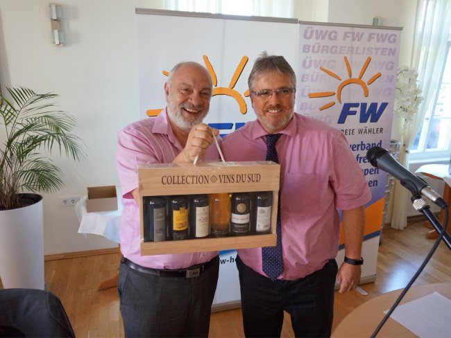 Geschenk für Rudolf Schulz (l.) zum Abschied
